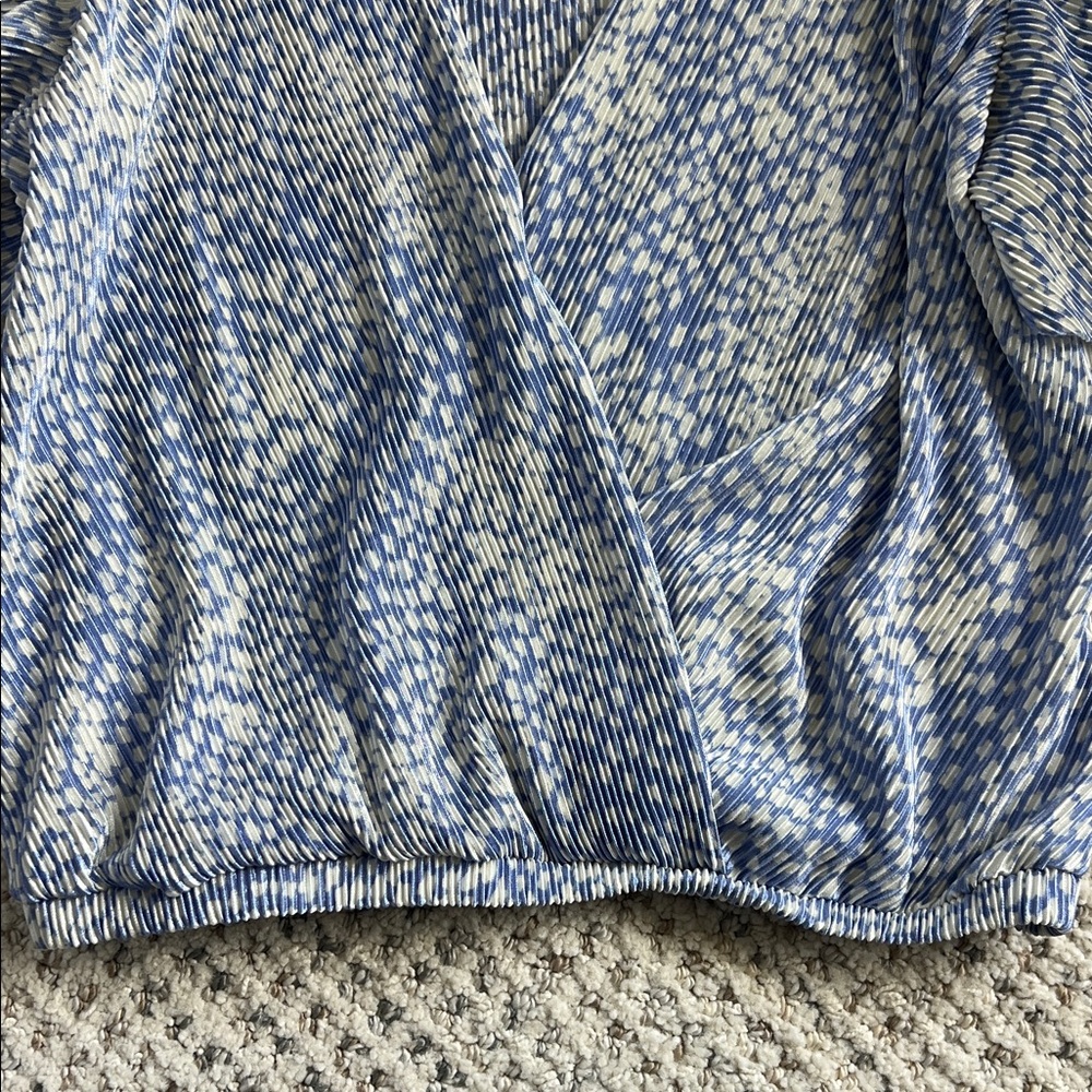 Astr Blue and White Patterned top size small - Picture 3 of 3